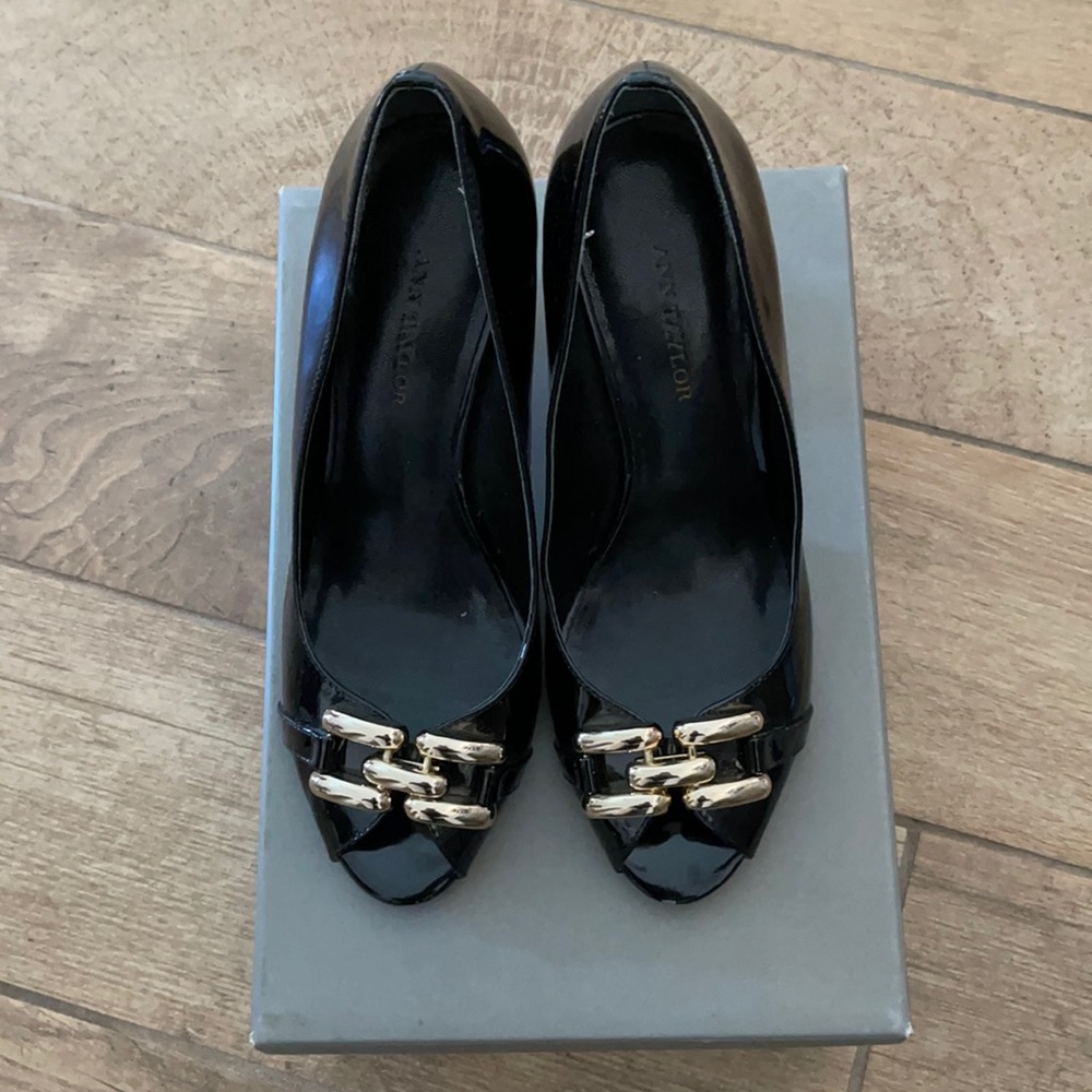 Ann Taylor black patent pumps size 6.5